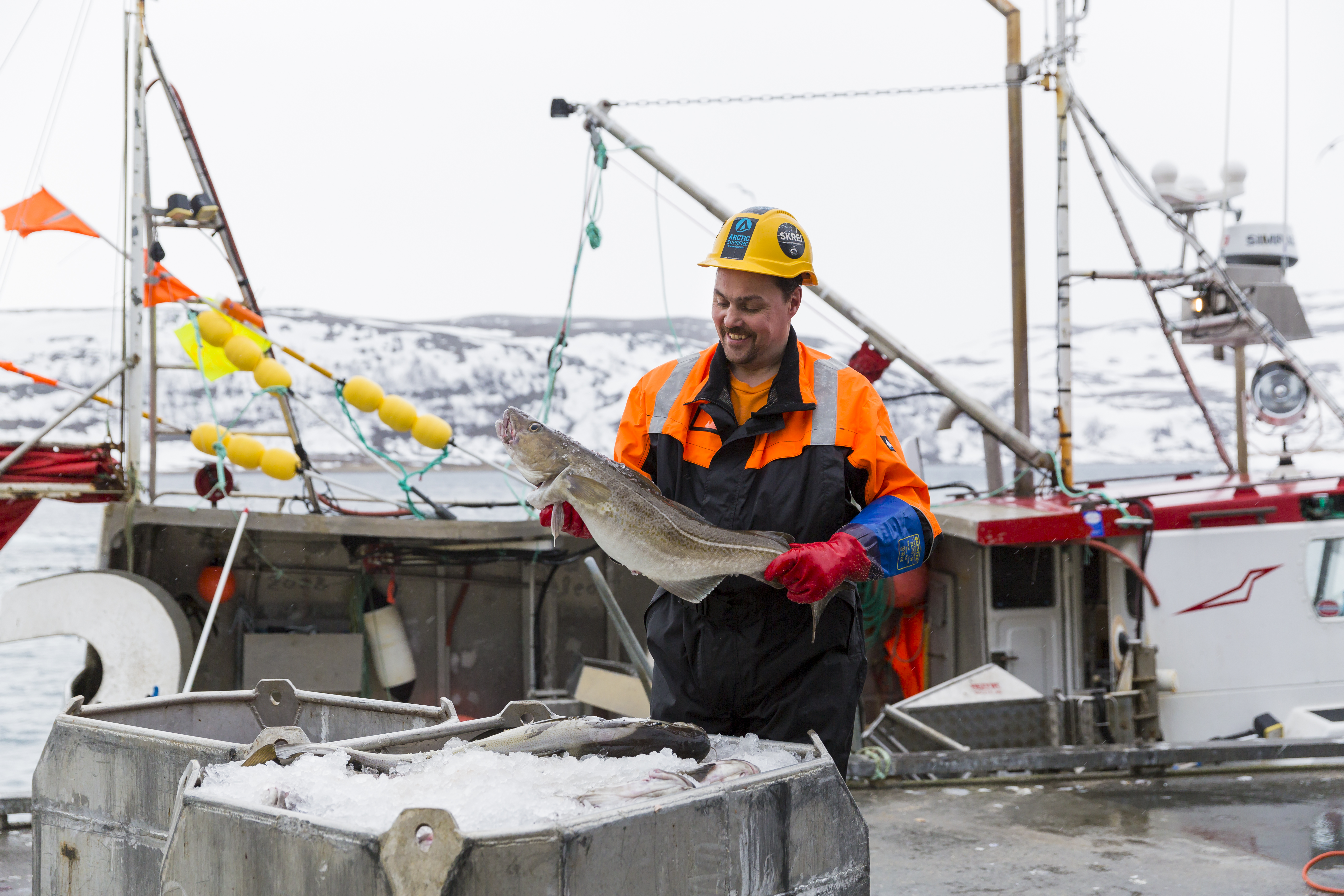 Arctic Supreme fisker holder en torsk