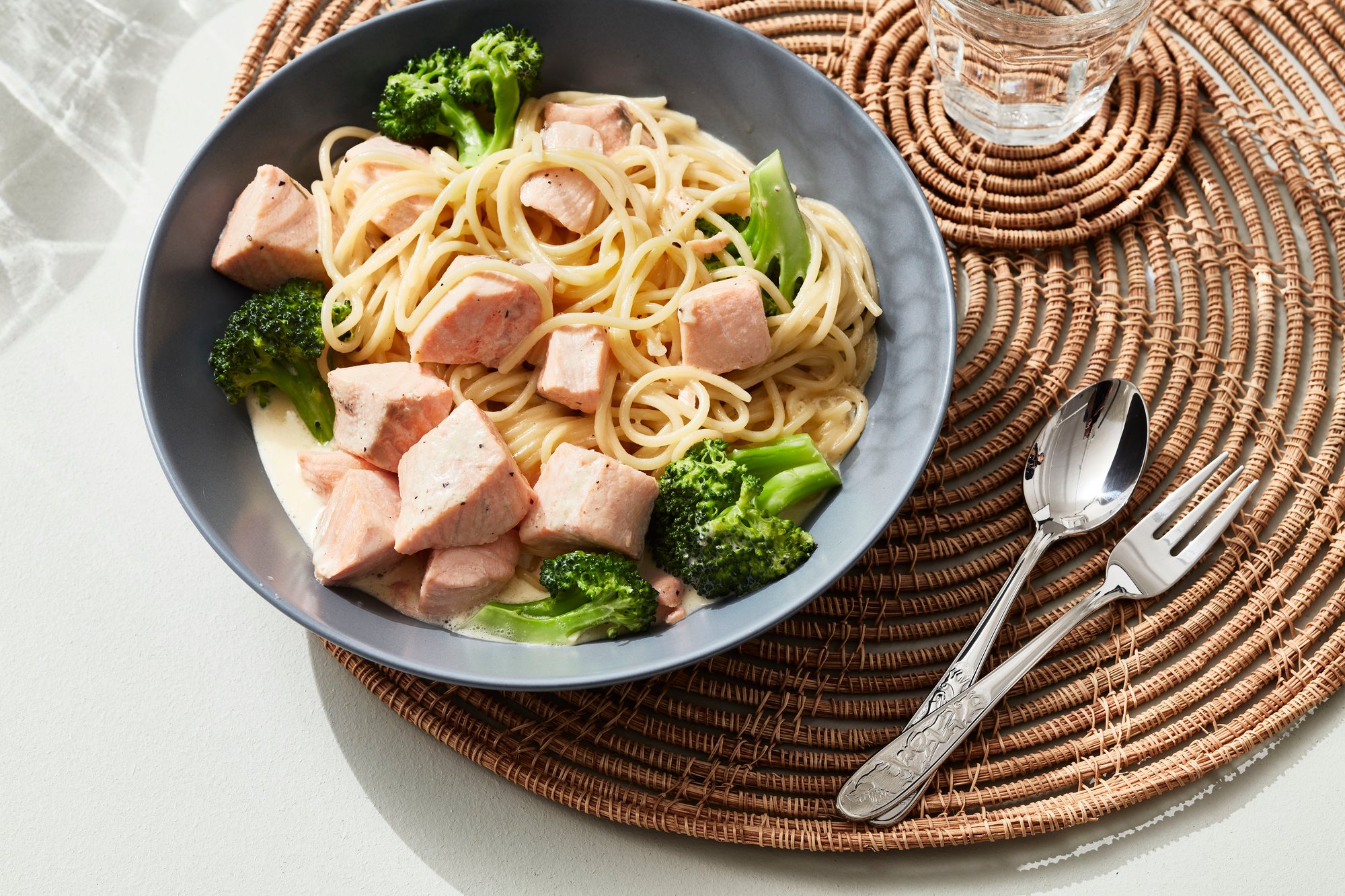 Pastaa, lohta, kermaa ja parmesaanijuustoa