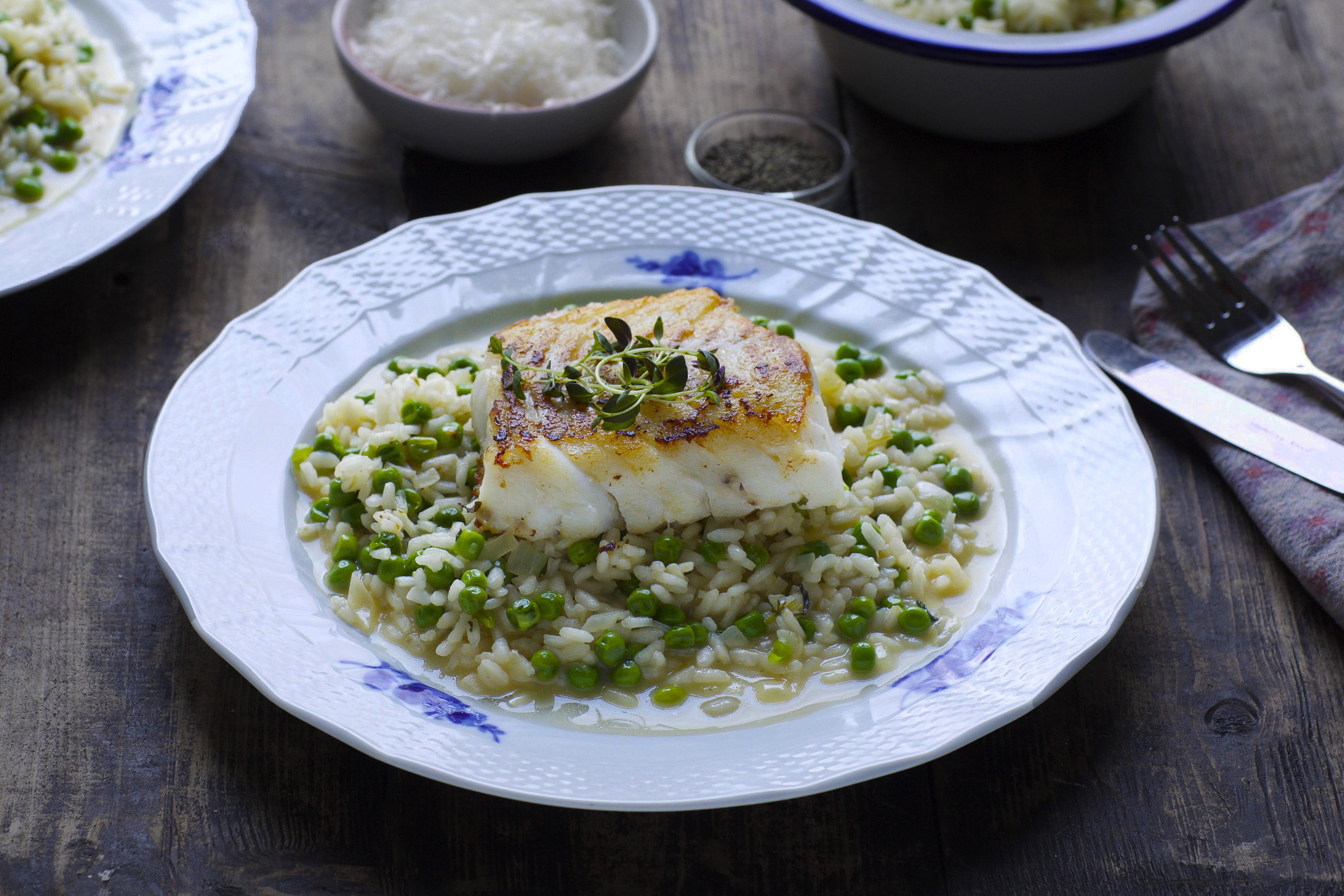 Pannestekt torsk med risotto og erter
