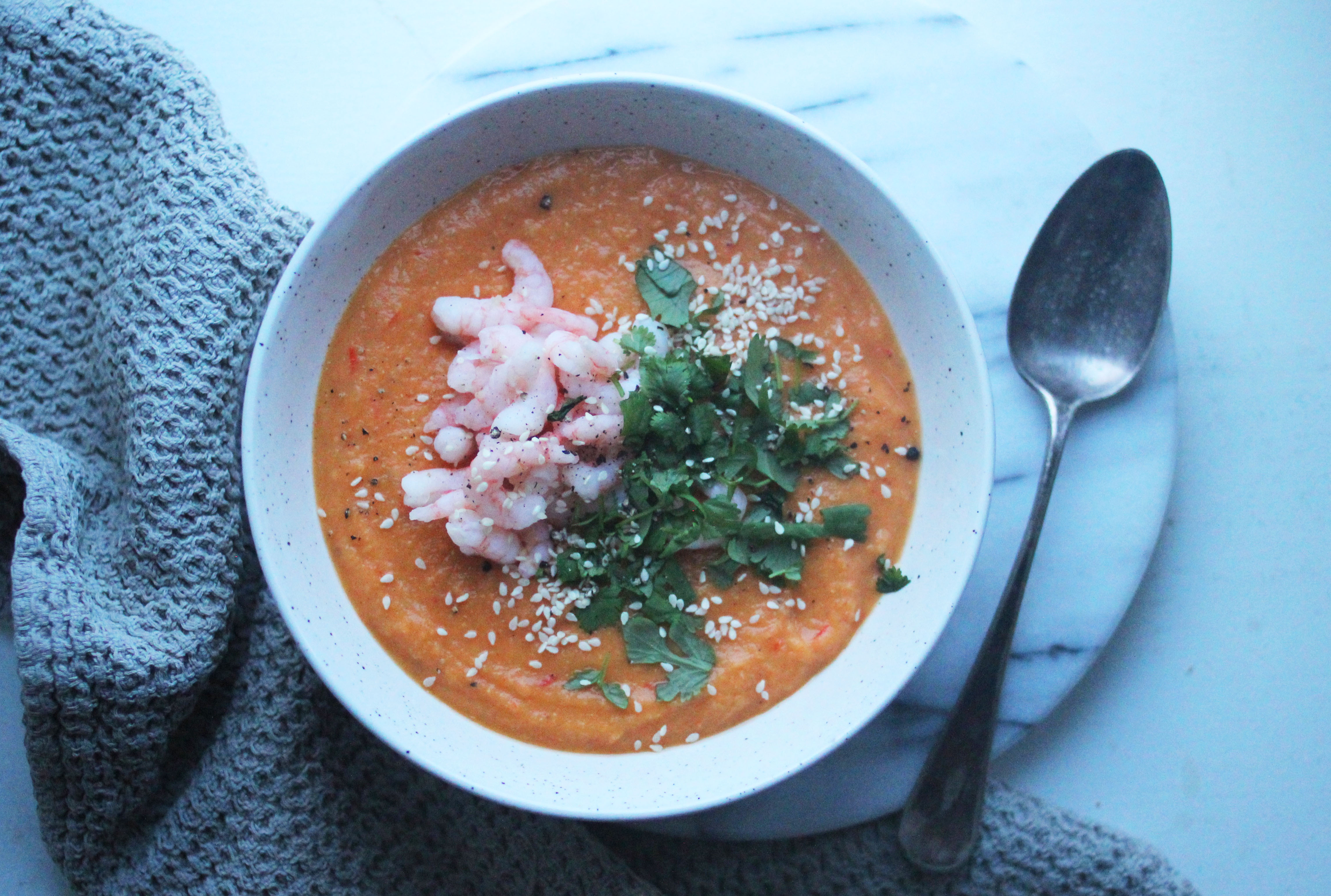 Gulrotsuppe med kokosmelk, koriander og reker