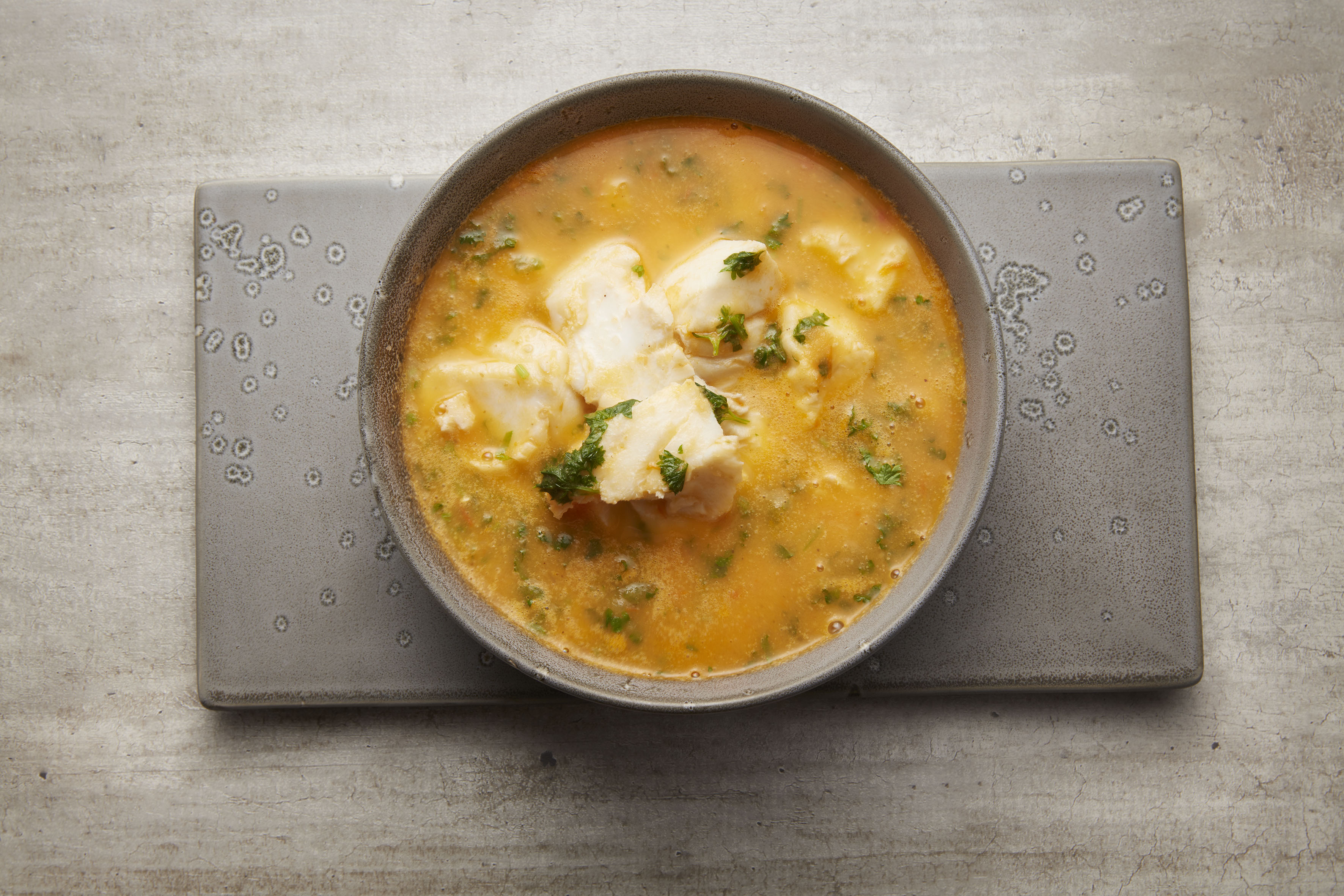 Tomatsoppa med torsk, vitlök och persilja